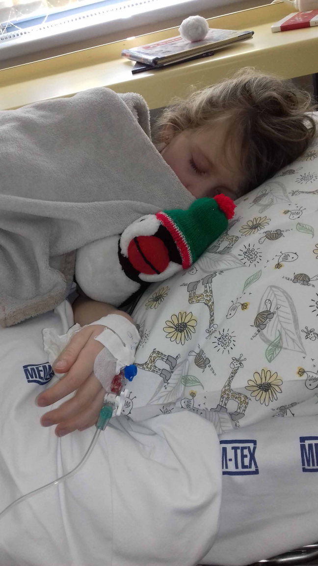 Gyermek kardiológiai osztályon alvó kisgyerek