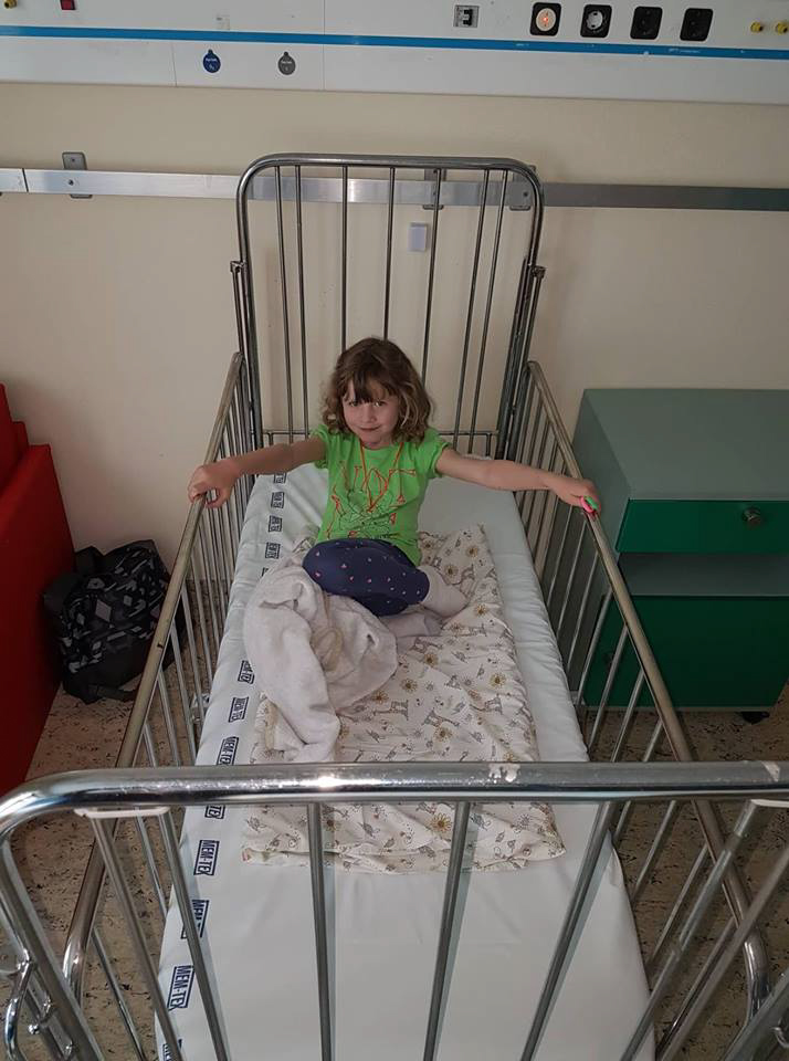 Gyermek kardiológiai osztályon fekvő kisgyerek