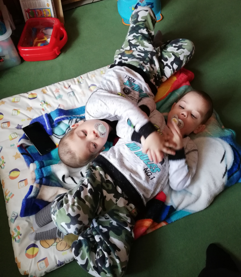 GOKVI gyermek betege testvérével
