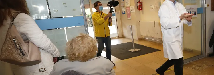 dr. Andréka Péter belép az intézetbe
